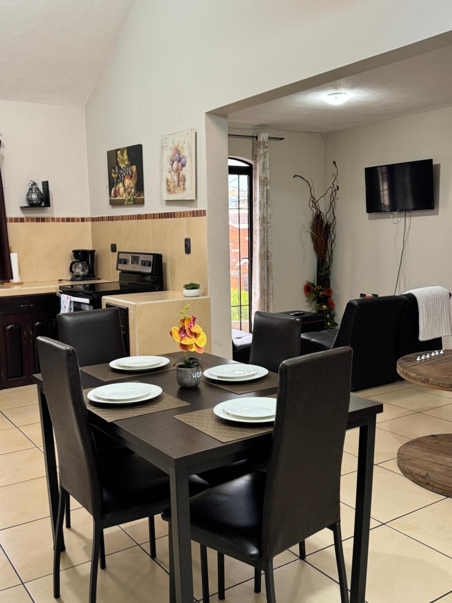 케트살테낭고 Amplio Apartamento, En Colonia Cerezos, Tercer Nivel 아파트 외부 사진