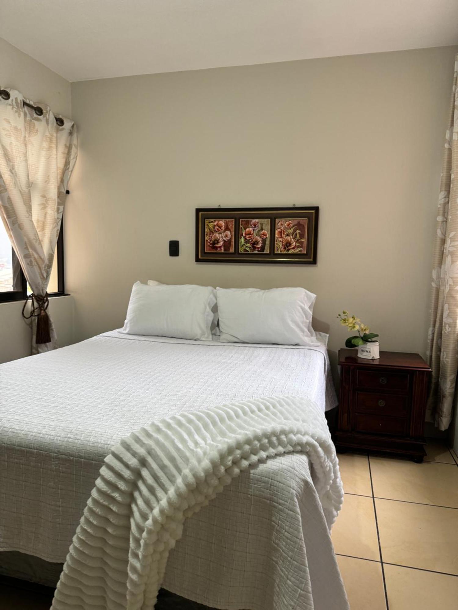 케트살테낭고 Amplio Apartamento, En Colonia Cerezos, Tercer Nivel 아파트 외부 사진